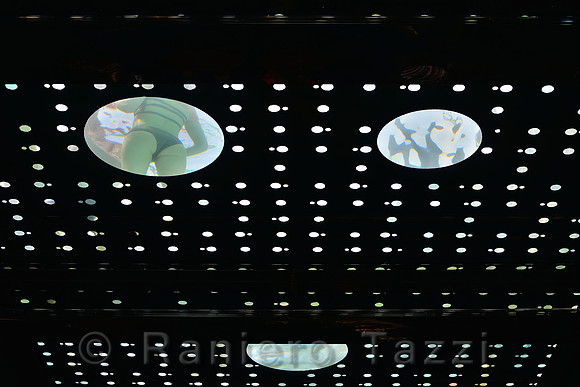 A strange face! - Lobby and swimming pool of the Dream Hotel Downtown - New York, Usa